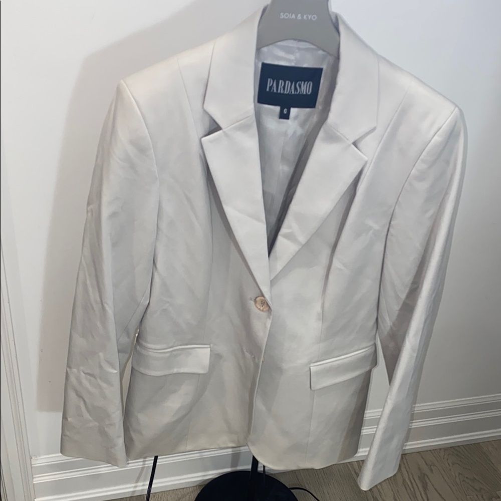 Cream Tailored Blazer with Notched Lapels